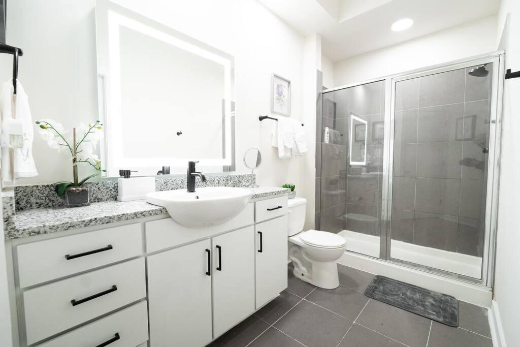 Luxury Apartment Wifi, Gym, Pool, Shops & Food! Unit 329 Charlotte Kültér fotó