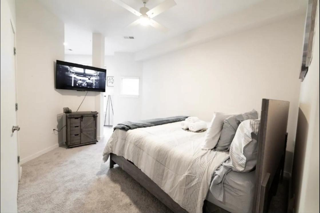 Luxury Apartment Wifi, Gym, Pool, Shops & Food! Unit 329 Charlotte Kültér fotó